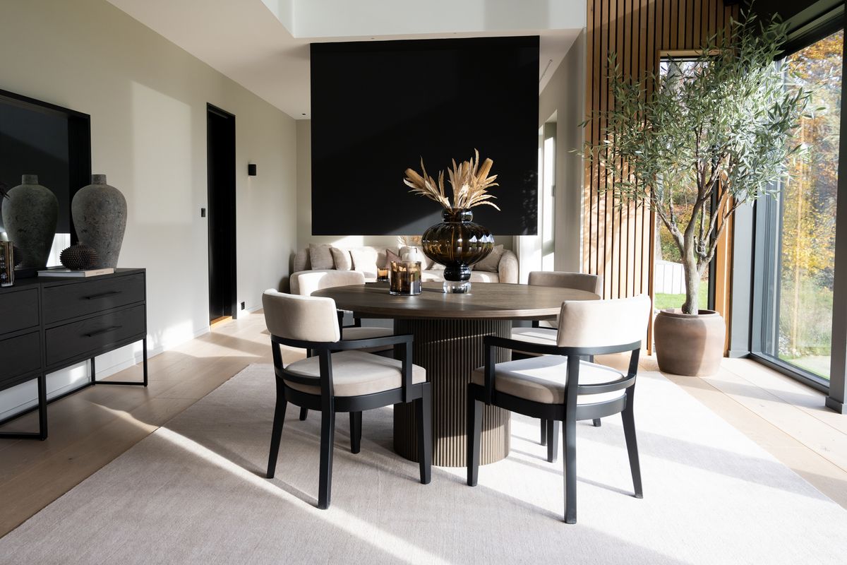 Noor rundt spisebord ø135 (235) med 2 tilleggsplater (røkt eik)